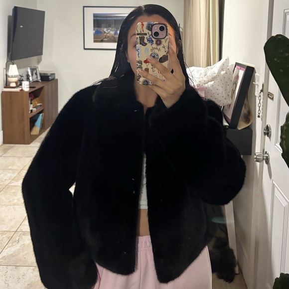 Elegant Black Faux Fur Jacket - Picture 4 of 4